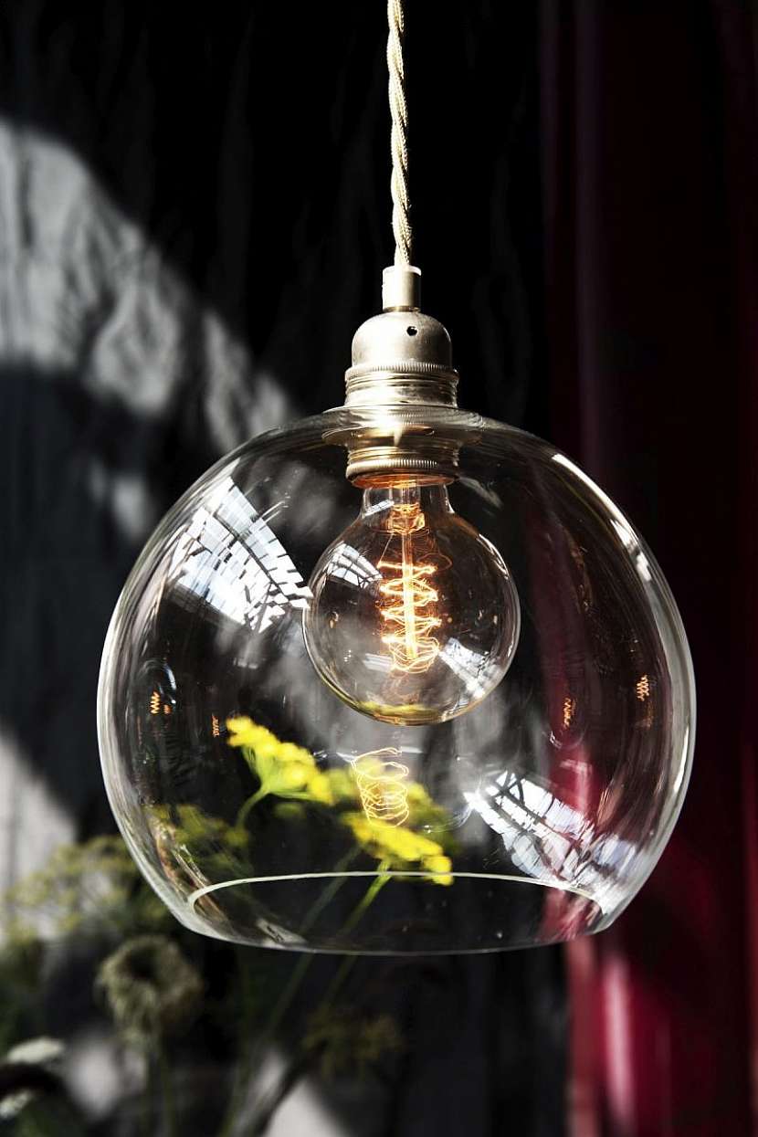 Závěsná lampa Rowan, design Susanne Nielsen, dánská společnost Who found Otto.