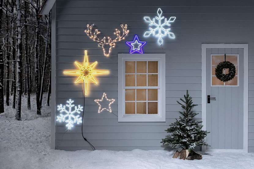 Rozsvícené vánoční symboly na domě.