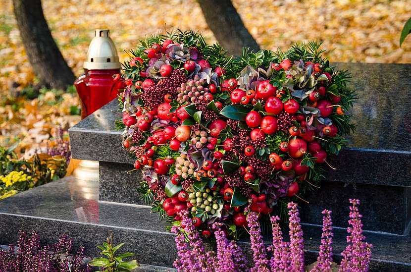 Květinové dekorace a aranžmá k uctění Památky zesnulých