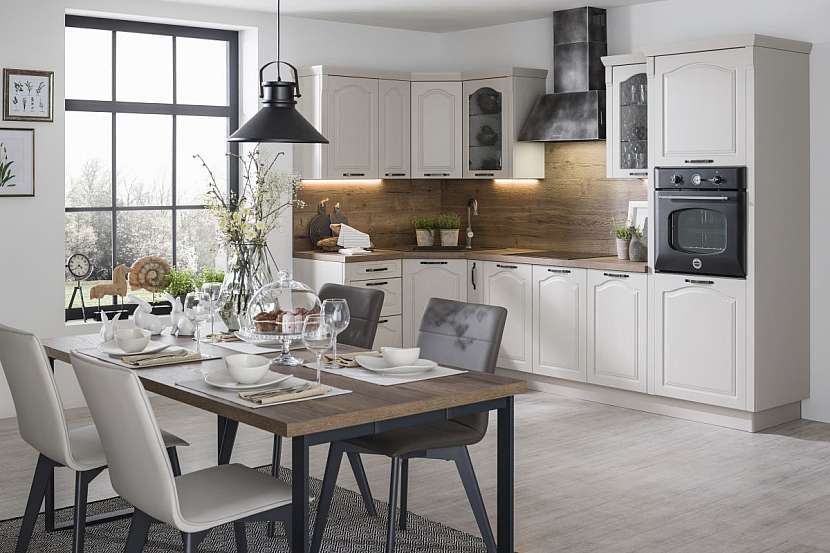 Elegantní rustikální kuchyňská linka ENIF ve stylu Provance kromě dostatečného zázemí a manipulačního prostoru nabídne vysokou funkčnost.