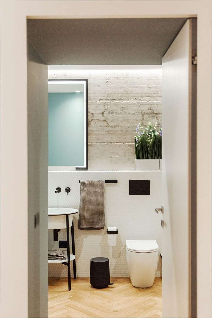 Koupelnové vybavení v industriálním stylu reprezentují subtilní černé kovové rámy objevující se na sprchovém koutu, umyvadle či věšácích.
