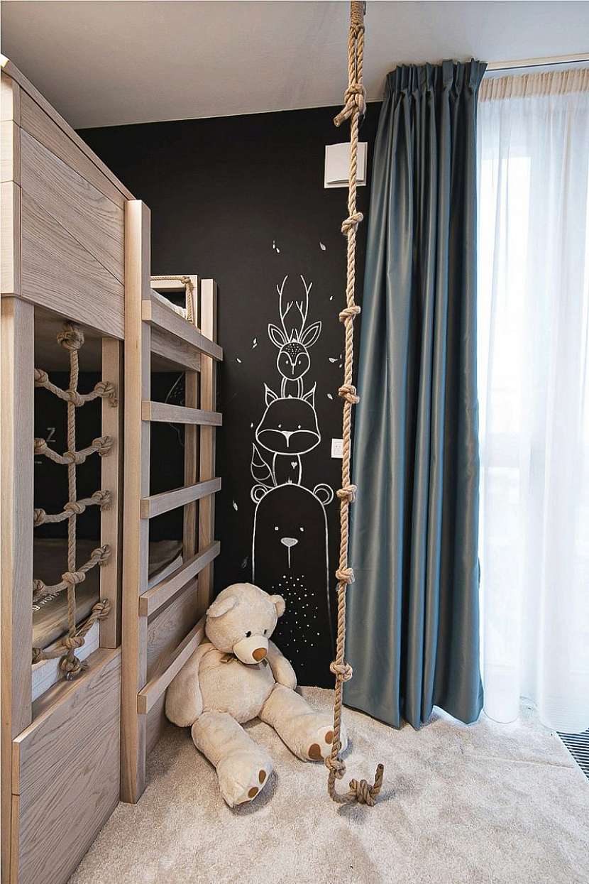 V dětských pokojích dokázali na malé ploše ve dvou místnostech zkombinovat spaní pro tři děti, hrací prostor, dostatek úložného prostoru, a to tak, aby to vypadalo dobře.