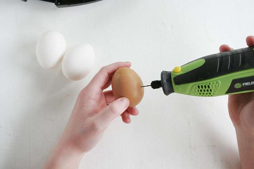 Otvory do vajíčka lze vyvrtat modelářskou bruskou.