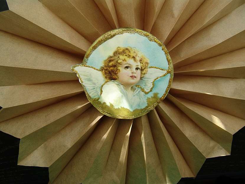 Detail hvězdy s obrázkem andělíčka.