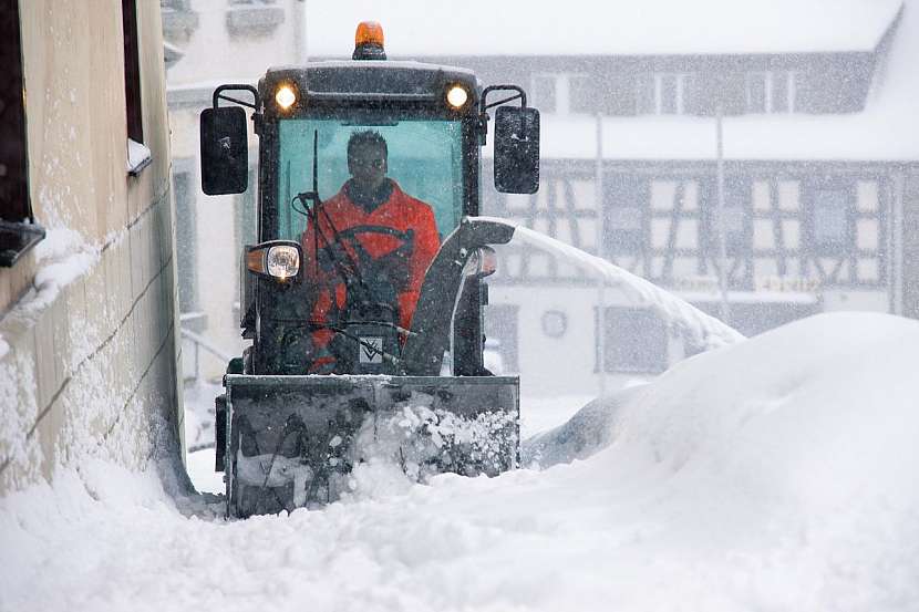 S variabilní sněhovou radlicí může řidič individuálně a pružně reagovat na množství uklízeného sněhu a směr jeho odhozu.