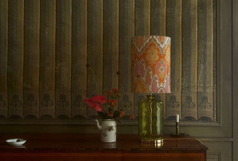 Lampy a závěsná svítidla Anne-Mette Hansen vychází z čirého a probarveného skla jednoduchých tvarů, výsledek ale působí romanticky, nostalgicky. Její věci mohou být v bytech se starým nábytkem i v těch minimalistických, kam vnesou trochu něhy (a zlata).