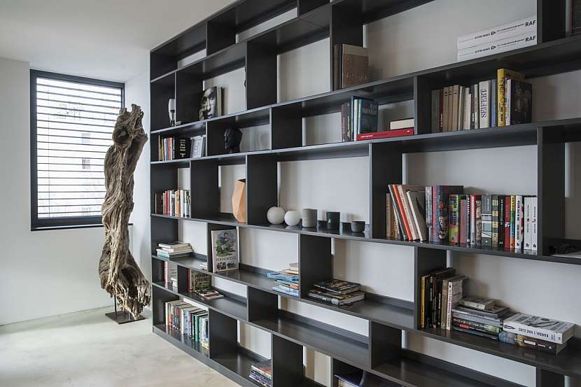 Atypická knihovna vyrobená na míru a využívá prostor na maximum.