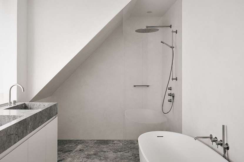 V koupelnách byl na stěny aplikován marocký štuk, doplňují ho podlahy a umyvadla z mramoru.
