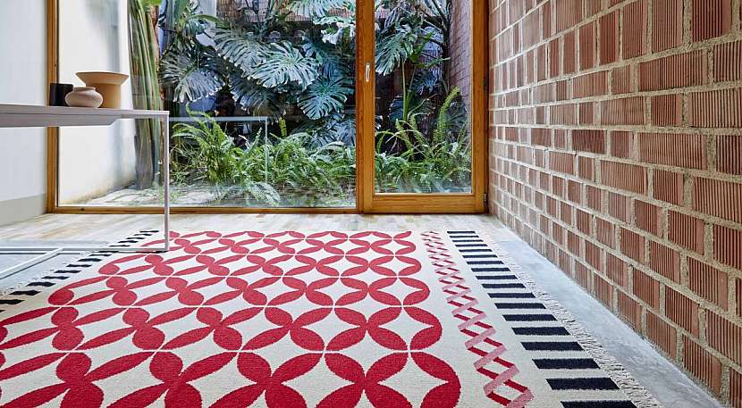 Výrazný koberec Catania, design Sandra Figuerola, Gandiablasco.