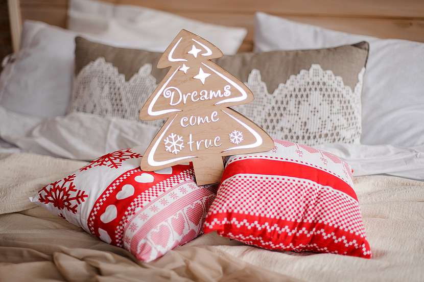 Dekorace z polštářů s vánočními motivy jsou skvělou volbou
