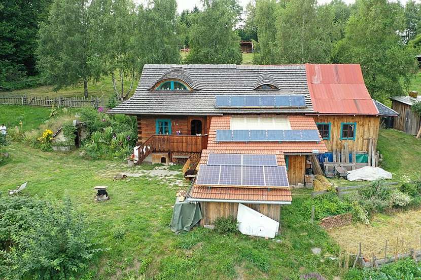 Energetickou nezávislost domu zajišťují fotovoltaické panely.