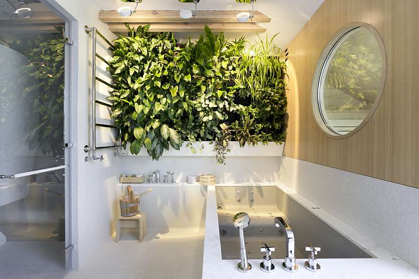 Atraktivitu koupelny zvyšuje květinová stěna.
