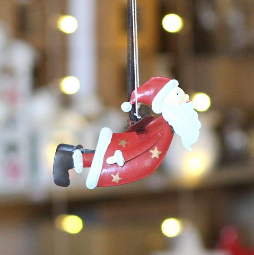 Létající Santa Klaus na pružině.