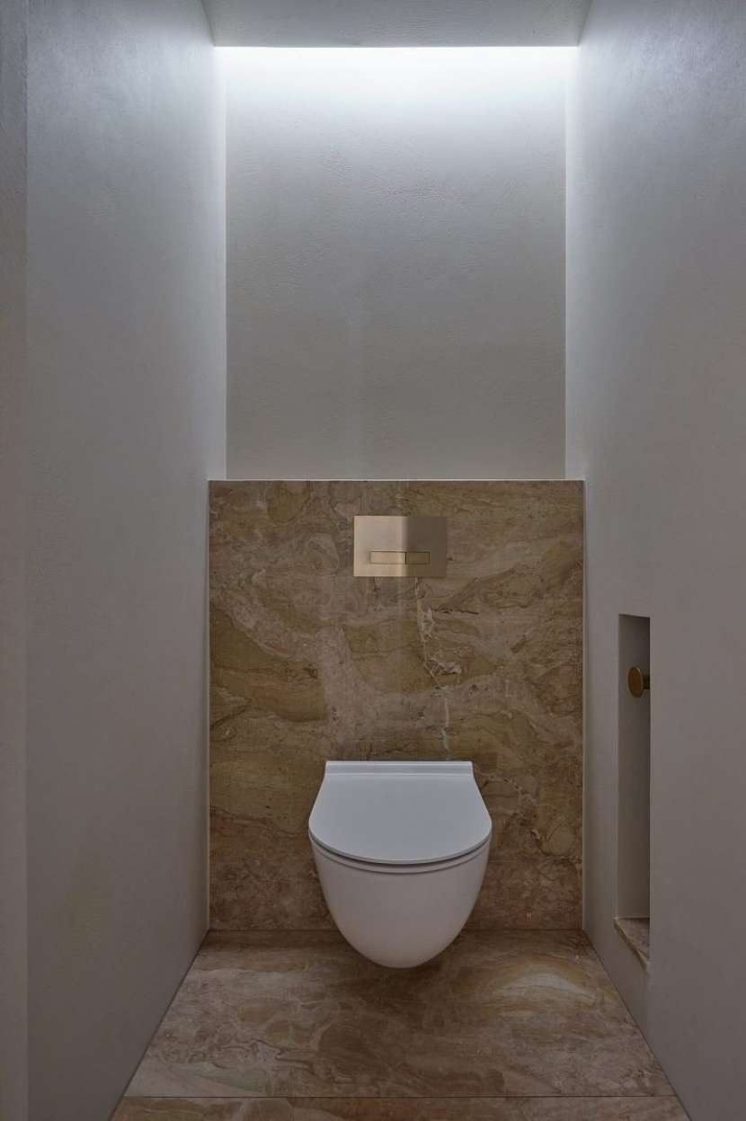 Hlavní koupelna je doplněna obkladem z béžového mramoru Onicatta.