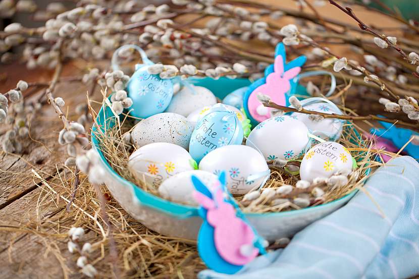 Velikonoční misku vystelte slámou, dozdobte malovanými vajíčky