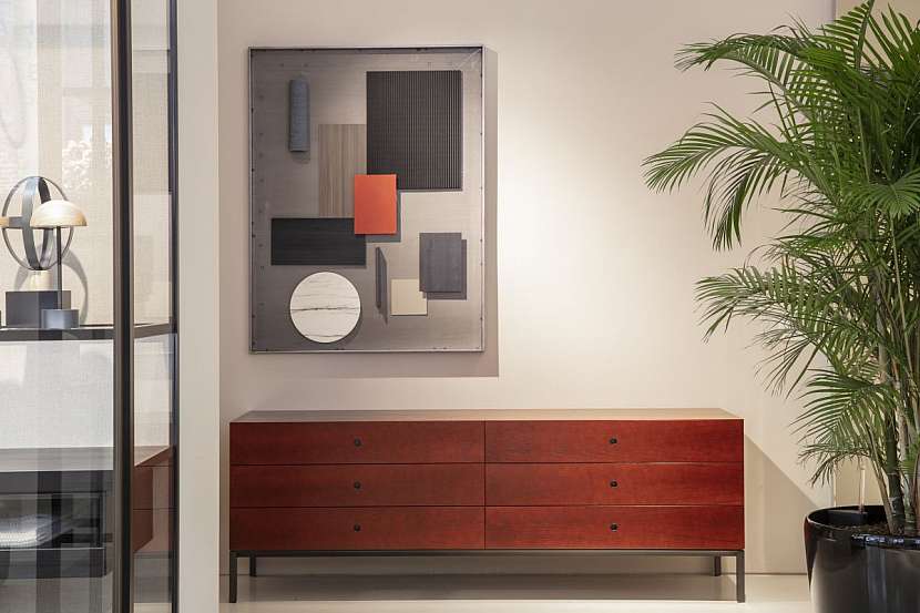Krásné dřevo, namořené červeně nebo také modře, kousek nábytku, který bude interiéru moc slušet. Design Piero Lissoni, Porro.