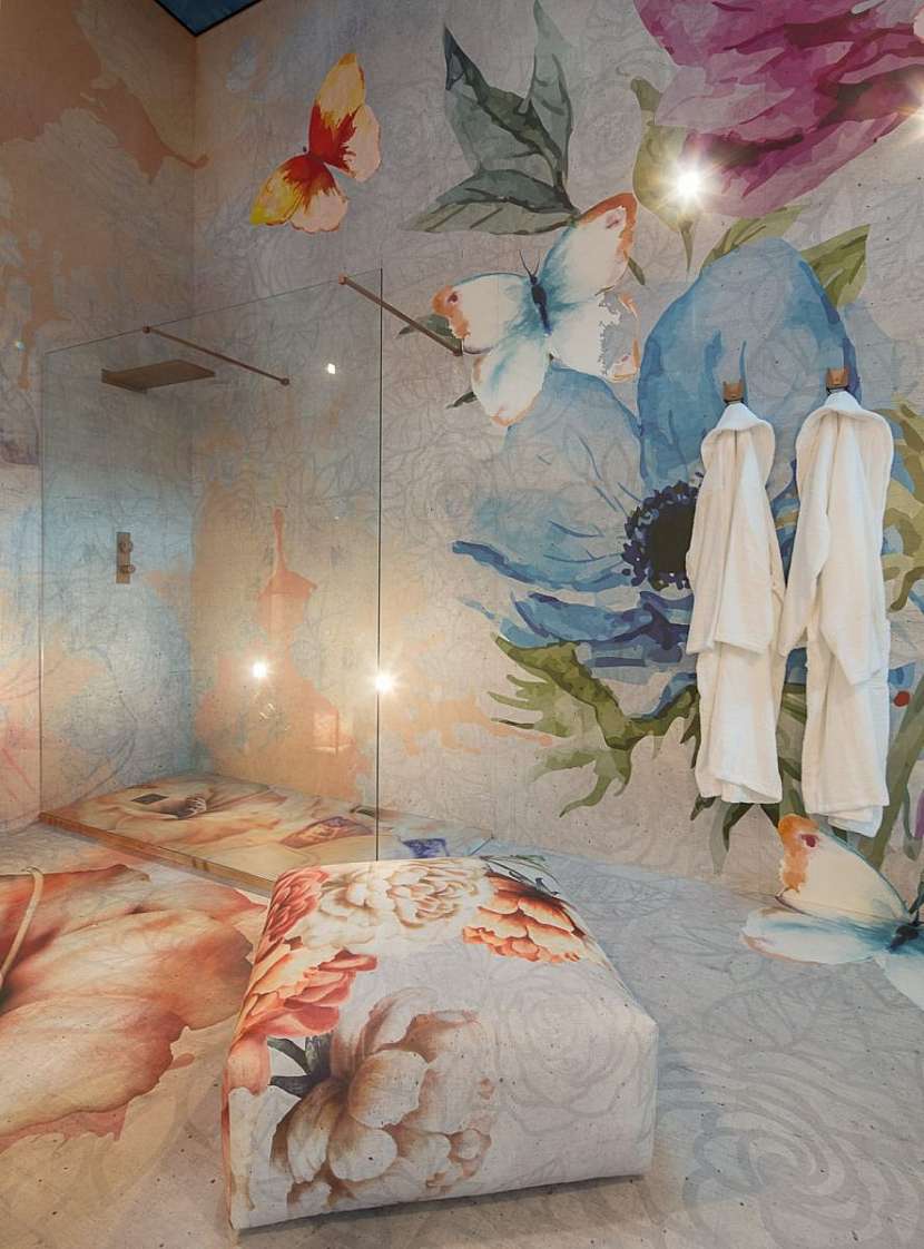 A takhle vypadá koupelnová scéna, sjednocená stěna včetně sprchového koutu s podlahou a doplňky.