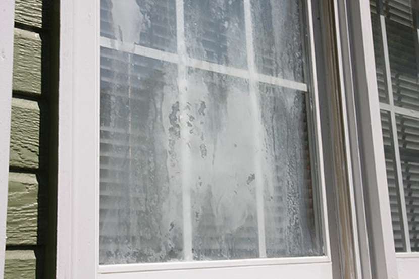 Orosení oken vzniká rozdílem mezi venkovní a vnitřní teplotou.