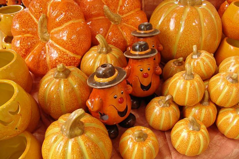 Podzimní dekorace a svátek tajemných bytostí a světýlek Halloween