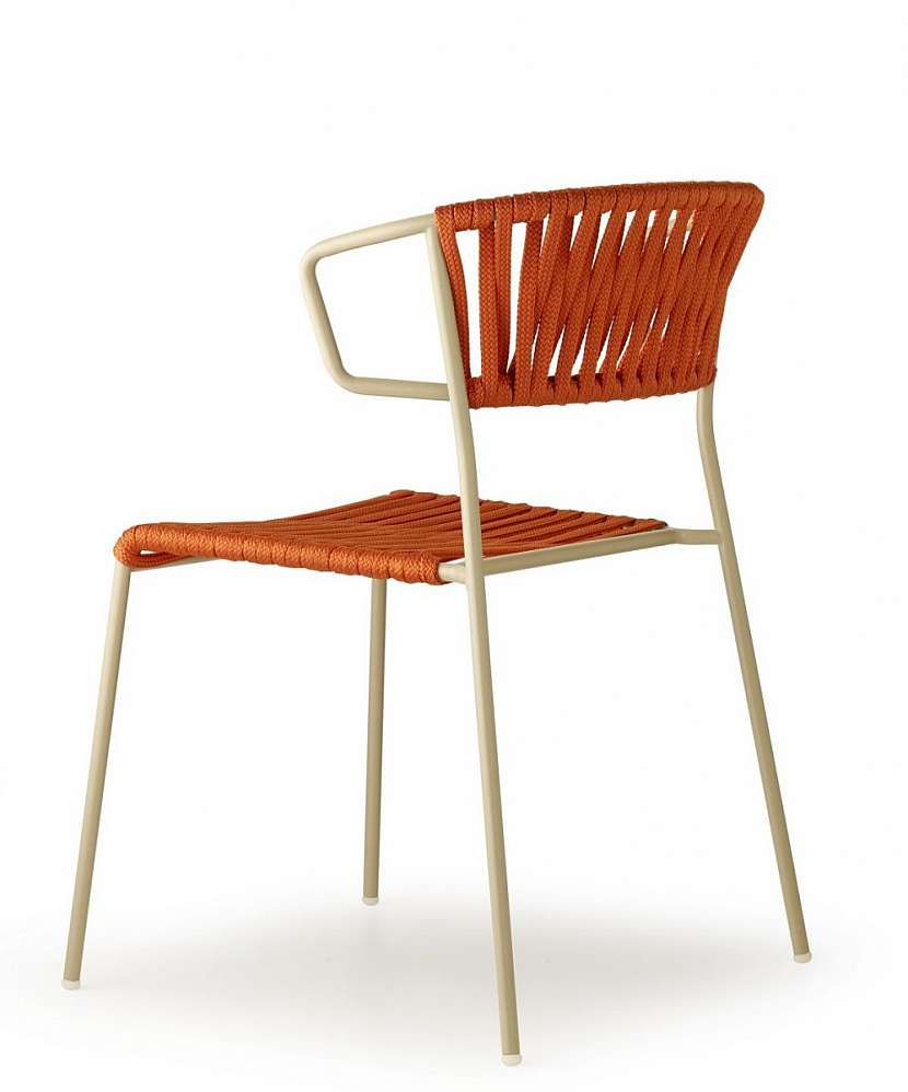 Židle Lisa Filo snad připomíná už korál … Scab.