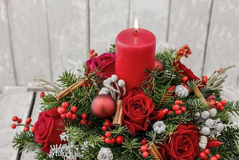 Kouzelné květinové aranžmá ve vánoční červené barvě na váš štědrovečerní stůl. Návod krok za krokem