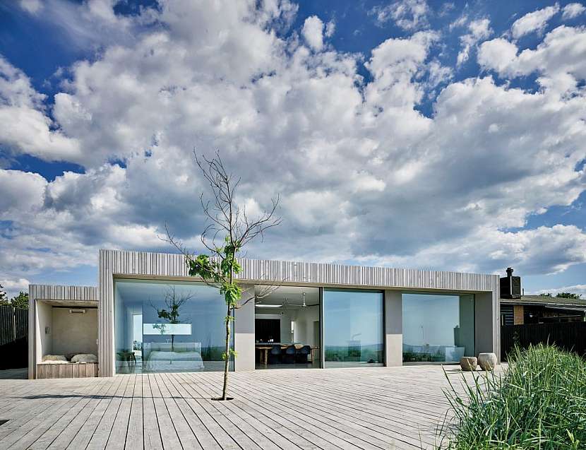 Ve spolupráci s architektonickou kanceláří Raw Architects vznikl jednoduchý, až minimalistický dům o rozloze 150 m2, který představuje oázu volnosti a klidu, skrytý před vnějším světem a otevřený přírodě.