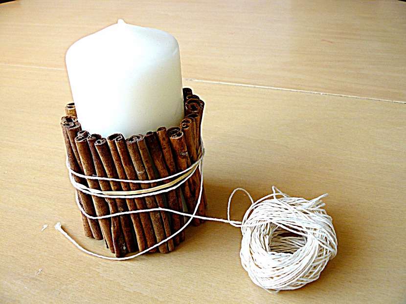 Provoňte svůj byt vanilkou a skořicí: Vyrobte si vánoční svícen