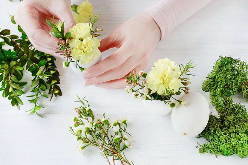 Vytvořte si jednoduchou a velmi efektní velikonoční dekoraci z březového polínka, skořápek a květin