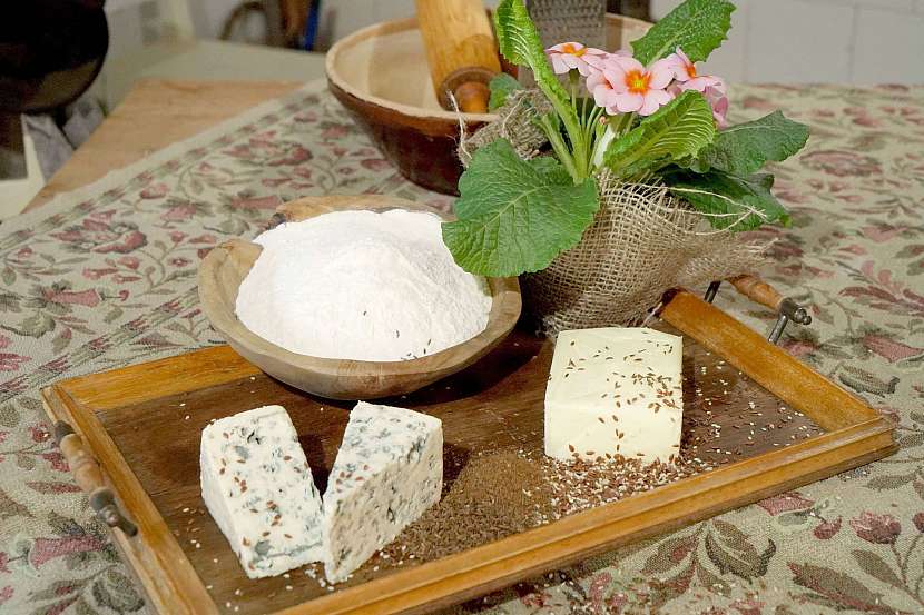 Pochutnejte si na domácích sýrových krekrech z pouhých 3 surovin
