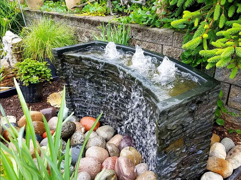 Malé i velké vodní prvky dodají zahradě tu správnou jiskru