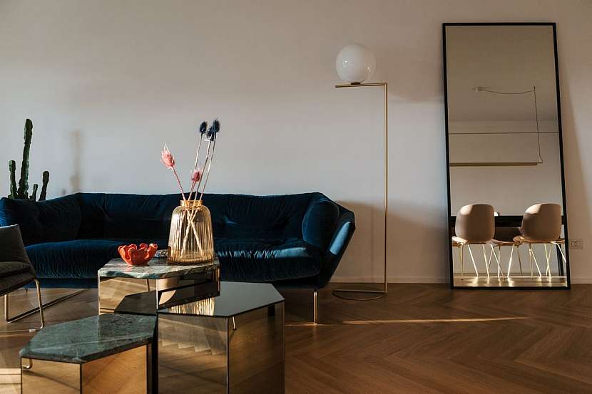 Na luxusní podlaze vyniká jednoduchý elegantní nábytek s designovými prvky.