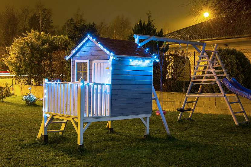 Jednoduché vánoční výzdoba bude slušet i zákoutí s dětským zahradním domkem