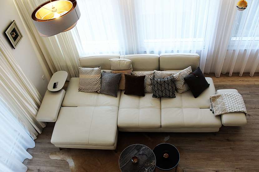Do obývacího pokoje byla vybrána pohodlná polohovatelná sedačka a luxusní doplňky.