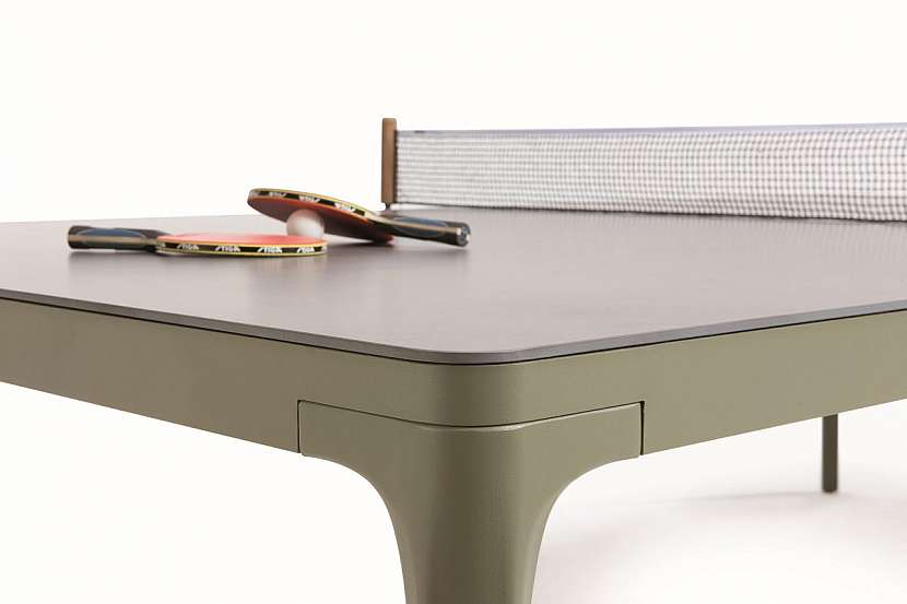 Stůl Play, který poslouží i po jídle. S malou úpravou se rychle promění na pingpongový. Ethimo.