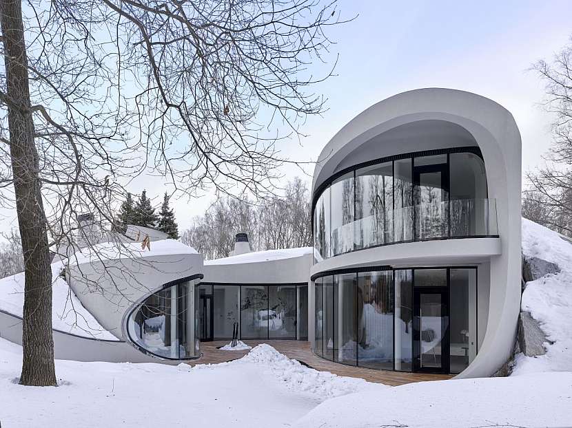 Futuristická budova oblých tvarů je vyrobena ze železobetonu.