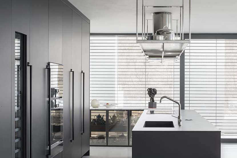 Nepřehlédnutelnou je v obývacím prostoru elegantní minimalistická kuchyňská linka Xila od italského výrobce Boffi.