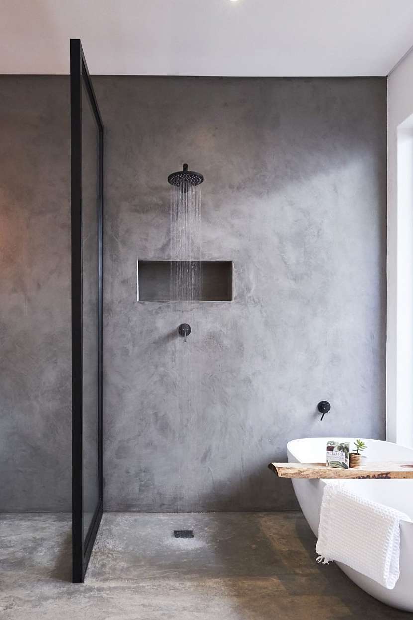 Minimalistická koupelna s betonovou stěrkou.
