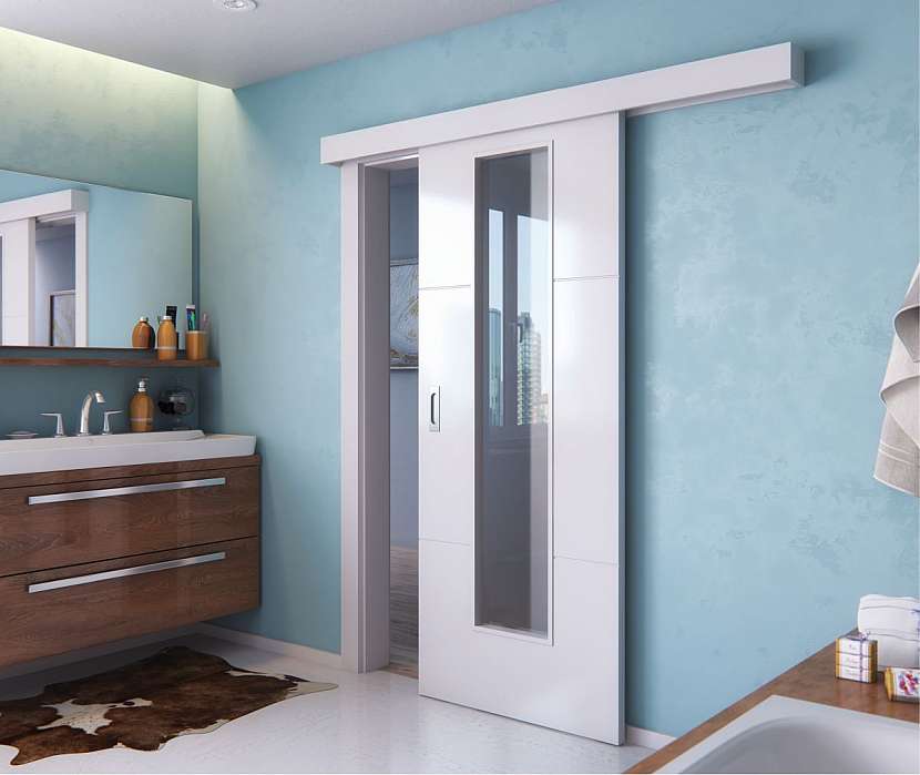 Zářivě bílé dveře Polar hladce kloužou po garnýži a zapadnou i do interiéru moderní koupelny. Kování ve tvaru hranaté mušle zajistí, že dveře půjdou pohodlně otevřít i s mokrýma rukama.