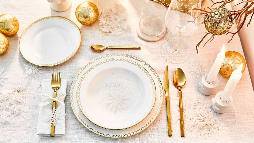 Zlatá barva je ideální například v podobě delikátního lemování okrajů talířů.