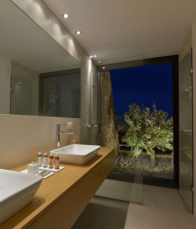 Velkorysé výhledy na okolní olivový háj z koupelny: otvíravě-sklopné okno Schüco AWS 70 BS.HI.