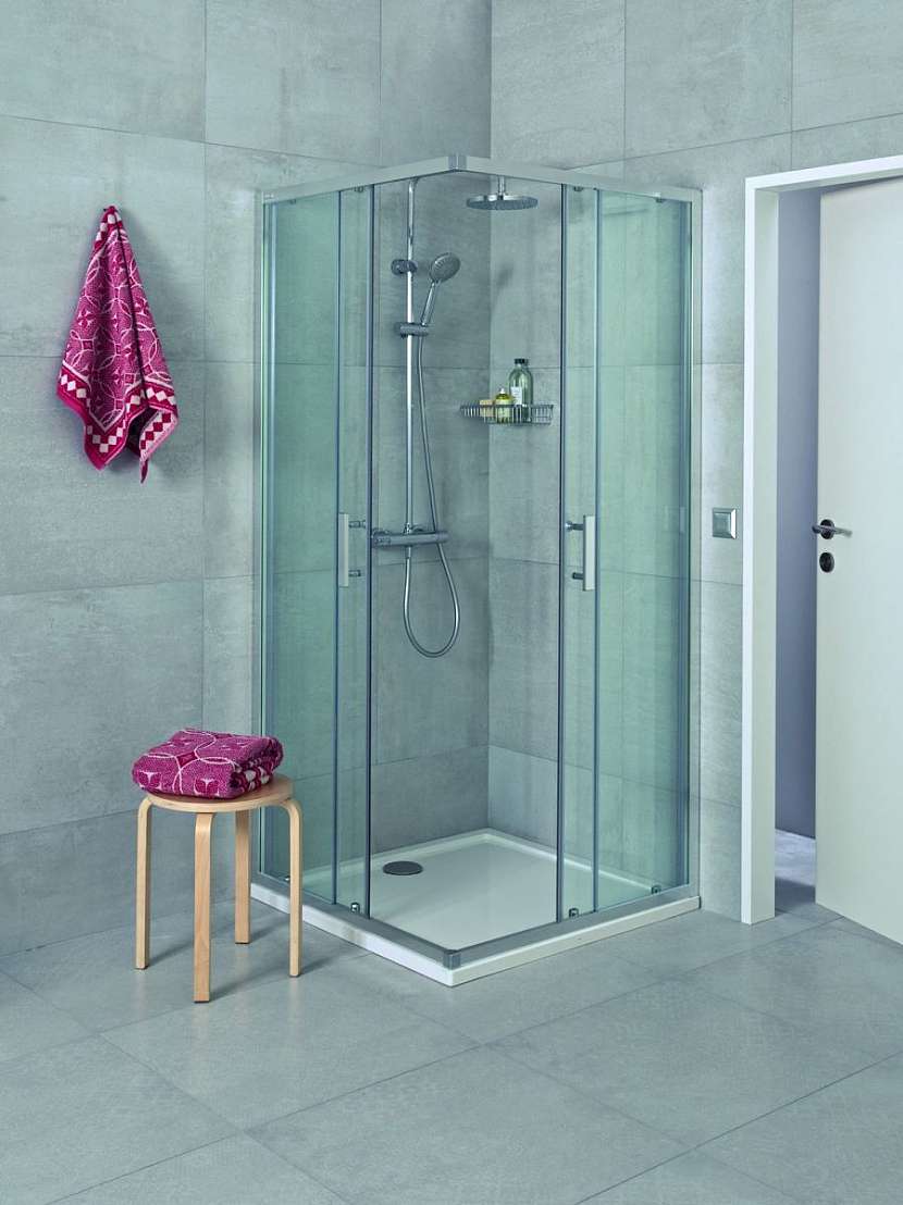 Pokud jsou stěny sprchového koutu opatřeny speciální povrchovou úpravou, která zabraňuje usazování vodního kamene, ušetříte si čas při čistění a údržbě skla.