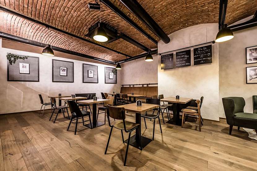 Prvek minulosti v restauraci reprezentují dřevěné podlahy, které měly vypadat opotřebovaně a luxusně zároveň.
