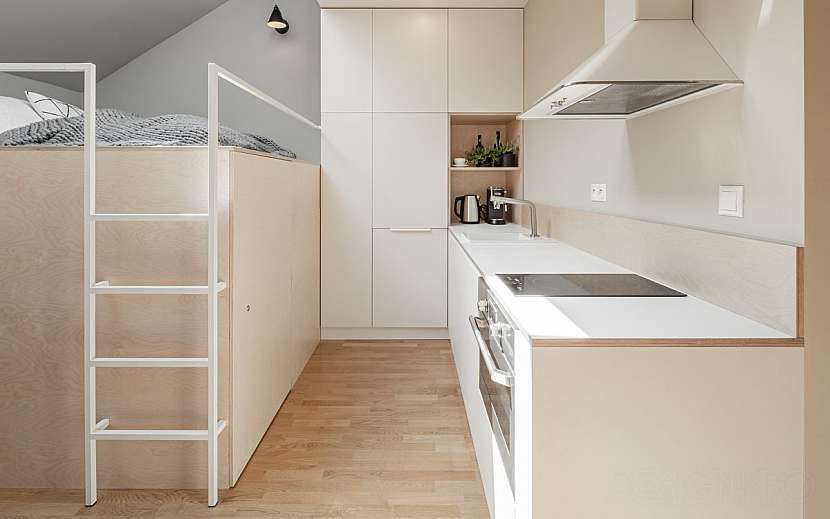 Malá kuchyňka ukrývá vše potřebné včetně myčky, chladničky, mikrovlnky a kávovaru umístěného v nice.