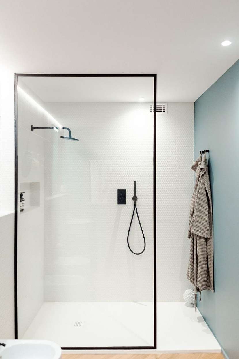 Koupelnové vybavení v industriálním stylu reprezentují subtilní černé kovové rámy objevující se na sprchovém koutu, umyvadle či věšácích.