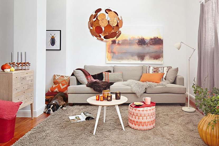Barevný obývací pokoj: Jak ho vyladit?