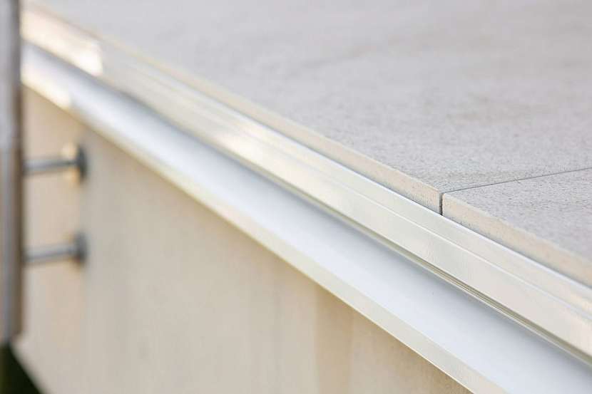 A máte hotovo. Ještě můžete okraje balkonu „začistit“ kovovým profilem nebo lištou.
