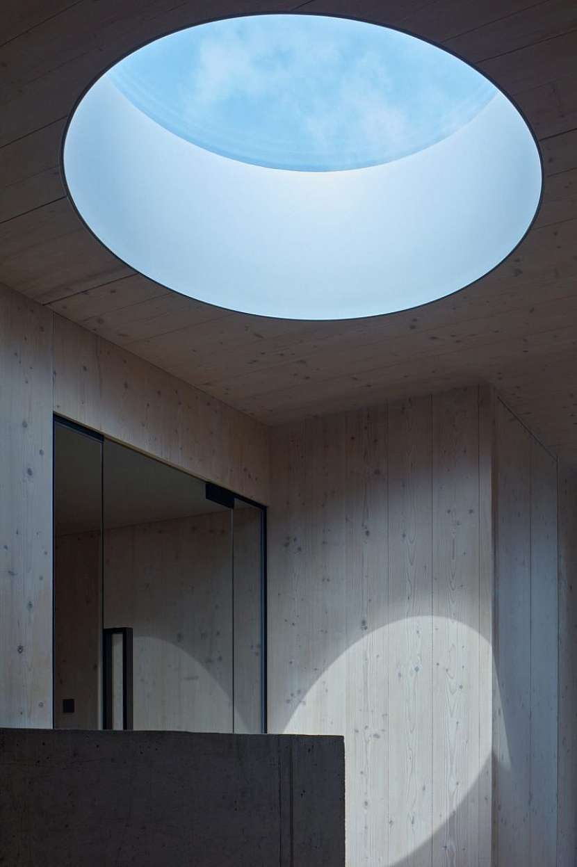 Architekt světlíky kompozičně propojil exteriér s interiérem a zároveň přivedl denní světlo do vnitřních částí budovy.