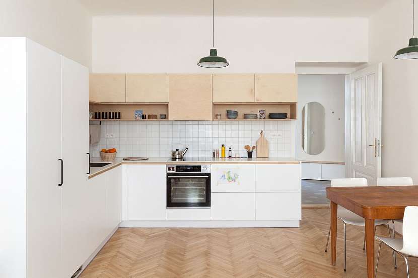 Kuchyňský kout, jídelna a obývací pokoj v jednom jsou propojeny ve vzdušný prosvětlený prostor.