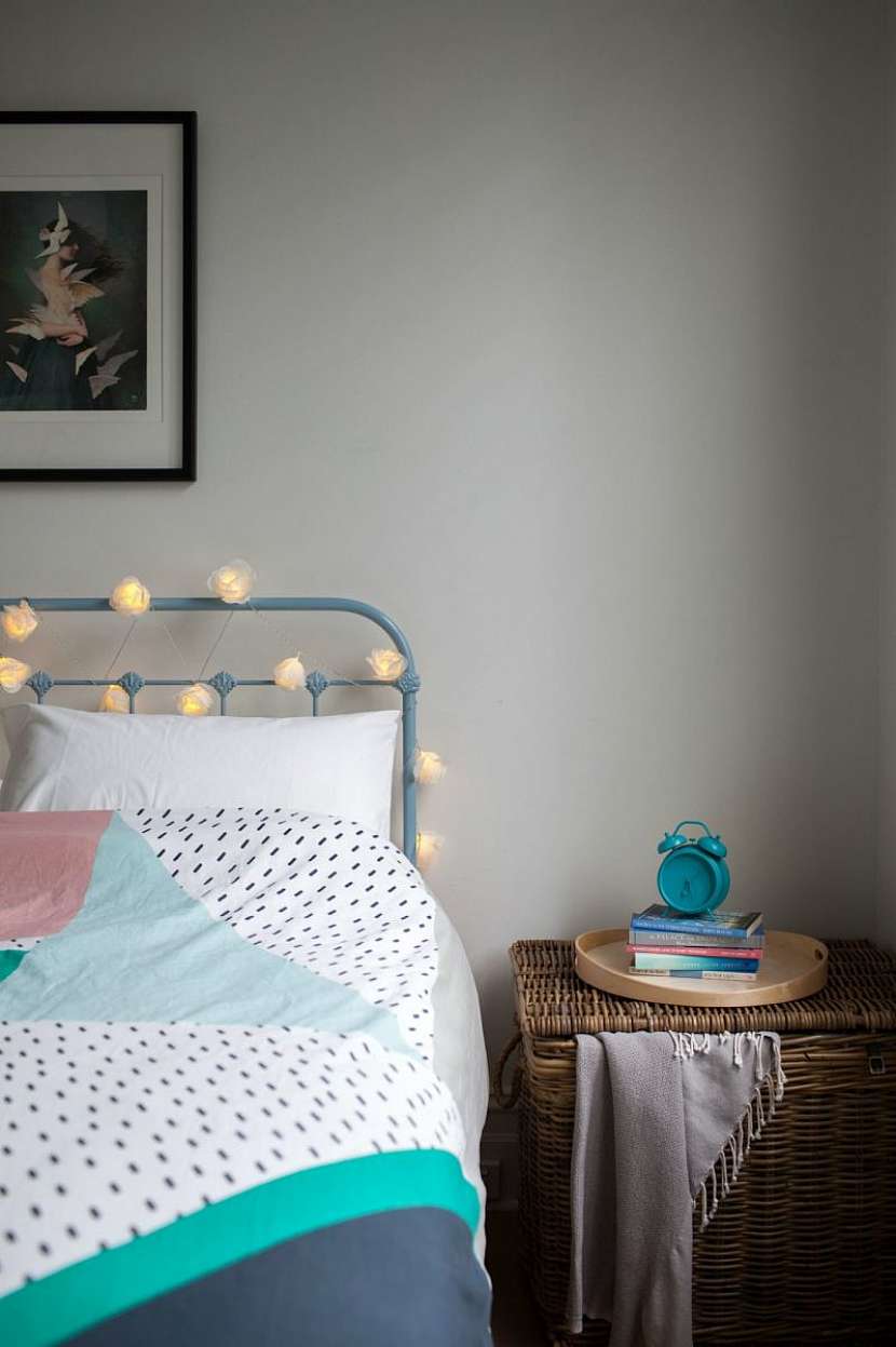Světelné řetězy lze nainstalovat i kolem postele.