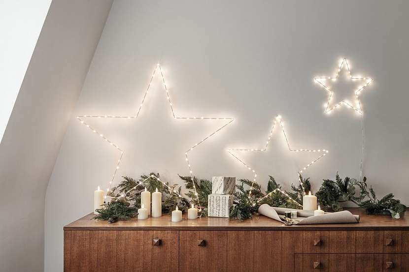Vánoční osvětlení je decentní a vkusným způsobem přispívá k útulné atmosféře.